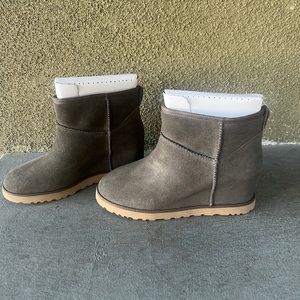 Ugg wedges brand new!! In slate gray color. Size 10